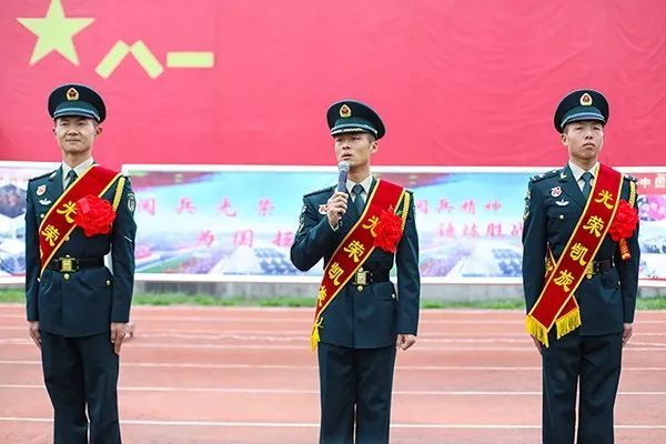 近日,96873部队受阅官兵交流分享会在室外大操场拉开帷幕.