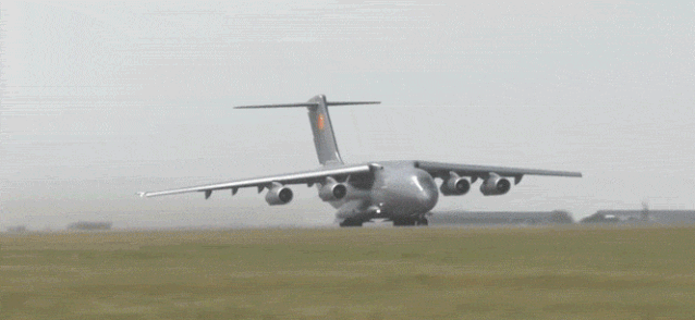 被眼尖的剧迷们发掘出来2013年1月26日的运-20首飞现场当飞机首飞成功