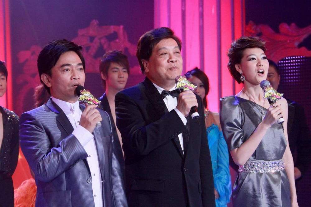 赵忠祥与粉丝合影要收费,连说话也要钱,艺人晚年要靠名气捞金?