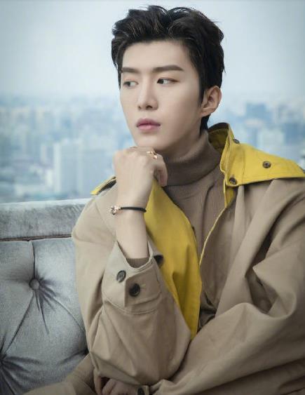 范丞丞身穿lacoste风衣佩戴fred珠宝搭配大背头亮相某活动