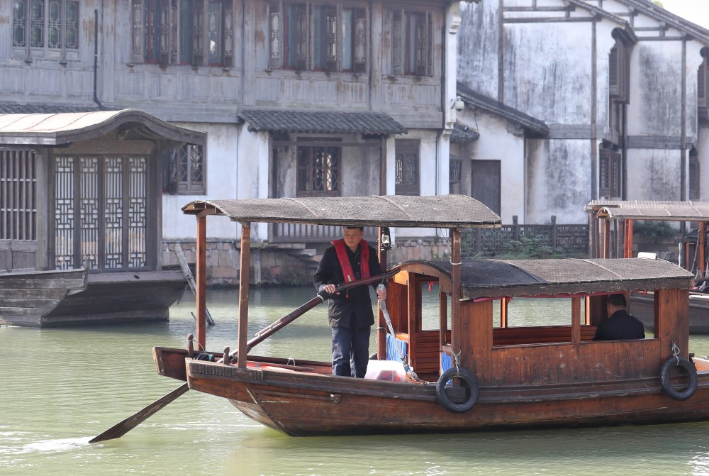 乌镇摆渡船船夫:世界互联网大会在乌镇召开,"很自豪"