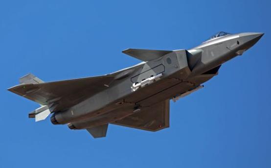 歼20高调亮相航展表演,工艺堪称是艺术品,就连机腹都是隐身设计