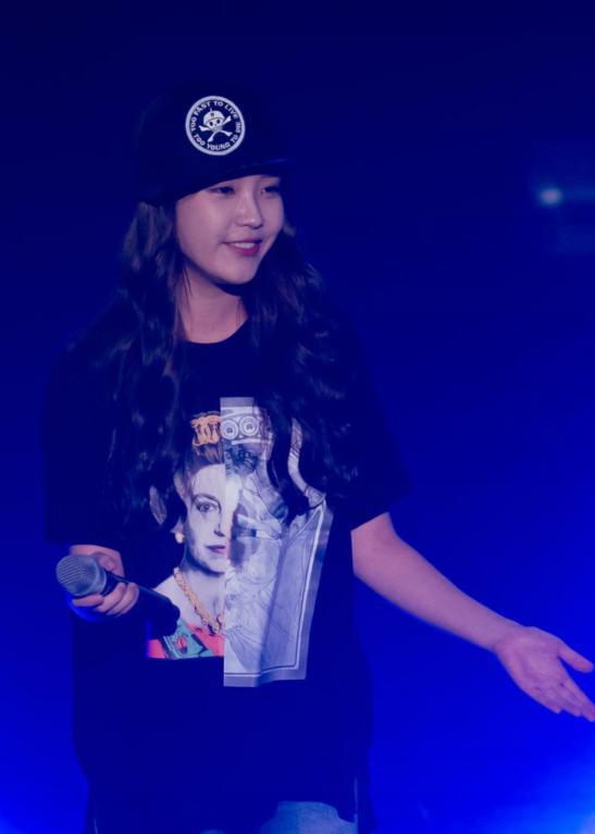 崔雪莉去世后,iu推迟新专辑发布,曾合照一细节体现出姐妹情深