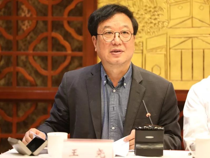 王尧主持论坛开场