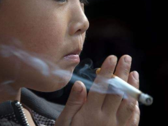 经常"吸烟"的学生,多半有这4大特征,班主任:根本藏不住的-看点快报