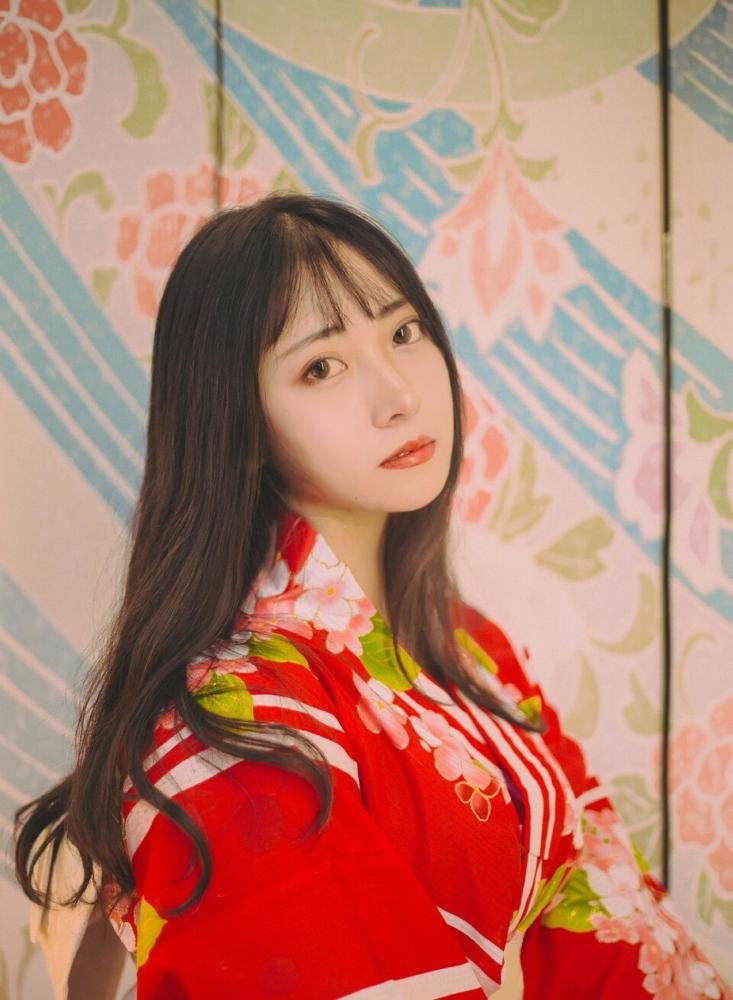 日系,红色和服,散着长发,有忧郁感