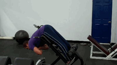 山羊挺身以深蹲方式让杠铃垫于肩部,保持挺胸直背收核心,吸气膝盖微曲