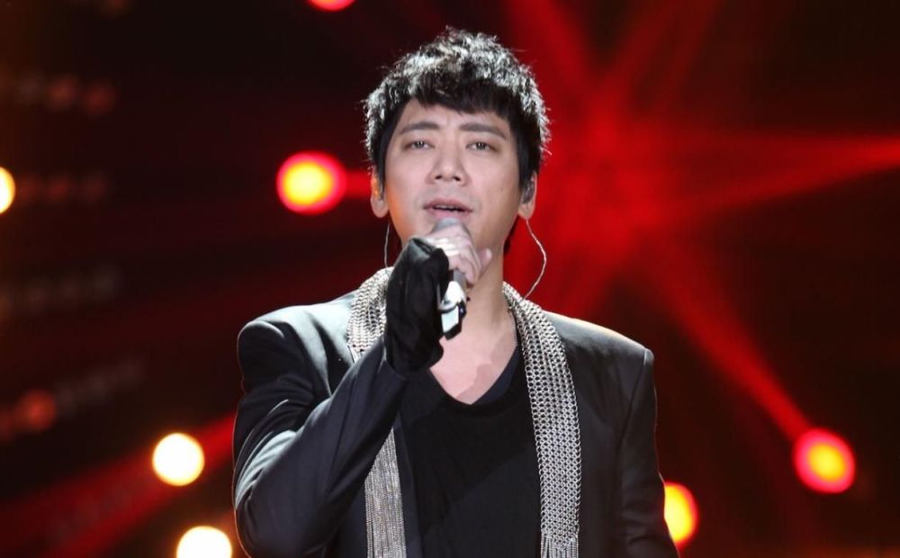 48岁苏见信近照,隐藏了19年的大长腿女儿,原来是我们熟悉的她