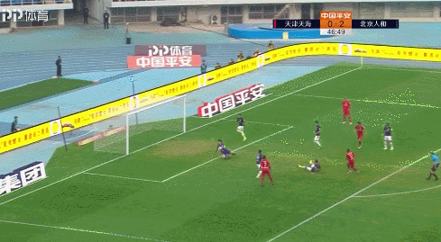 1分钟连失2良机!国足主力中锋连续尴尬,30岁归化前锋亲自做示范