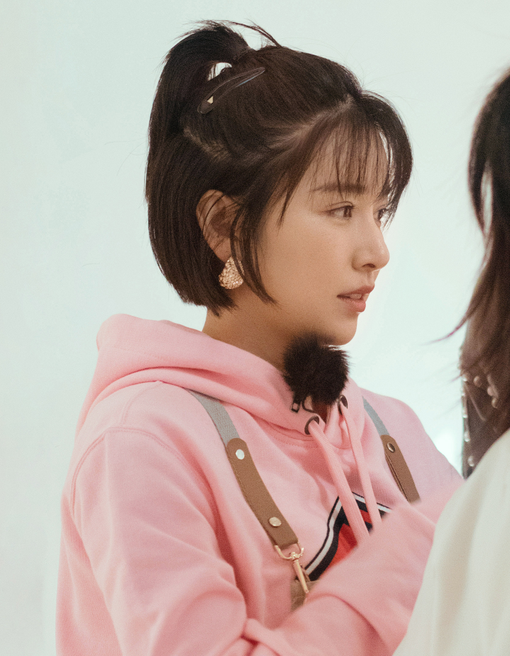 阚清子又上《亲爱的客栈》,像是变了一个人,穿破洞裤的腿太真实