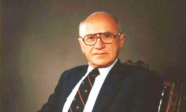 年诺贝尔经济学奖得主米尔顿·弗里德曼为首的一帮西方经济学家帮助