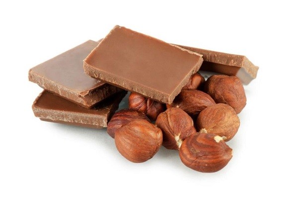 巧克力中含有可可碱和咖啡因,对狗来说相当于砒霜一般的存在,千万不要