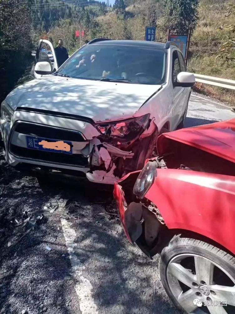 隆回发生两小车相撞交通事故,车头损毁严重!