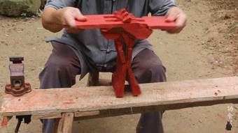 山东|山东有个大爷版李子柒！“玩木头”爆红海外！能造2600年前“鲁班凳”