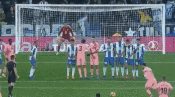 梅西如何将任意球当点球来踢偷师小罗得马拉多纳指点他改变了足球战术