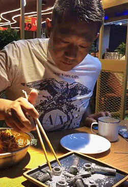 搞笑gif趣图:小姐姐第一次喝白酒,这表情真是醉了的节奏!