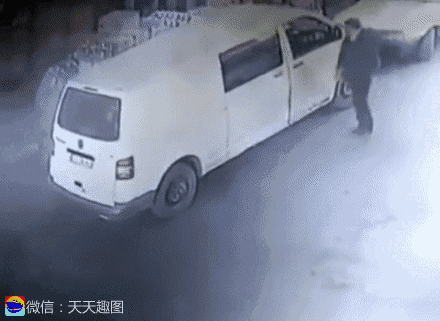 搞笑gif趣图铁头功遇到金刚腿难免有一个要后悔