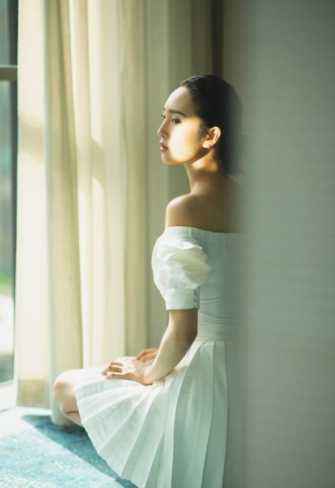 王紫璇白色露肩连衣短裙美如"白天鹅",气质优雅迷人,太美了!