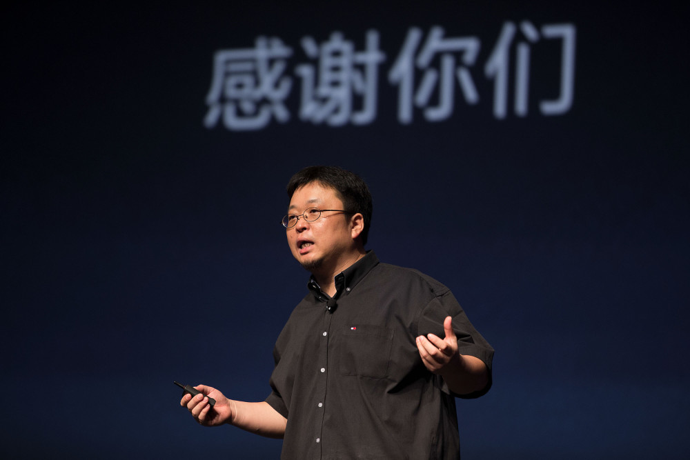 罗永浩发布全新小野电子烟实木材质设计此前曾称不是烟民别抽电子烟