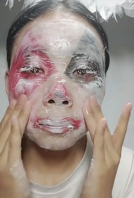 但是今天这位博主要为大家展示的就是小丑卸妆,第1步选择适合的卸妆