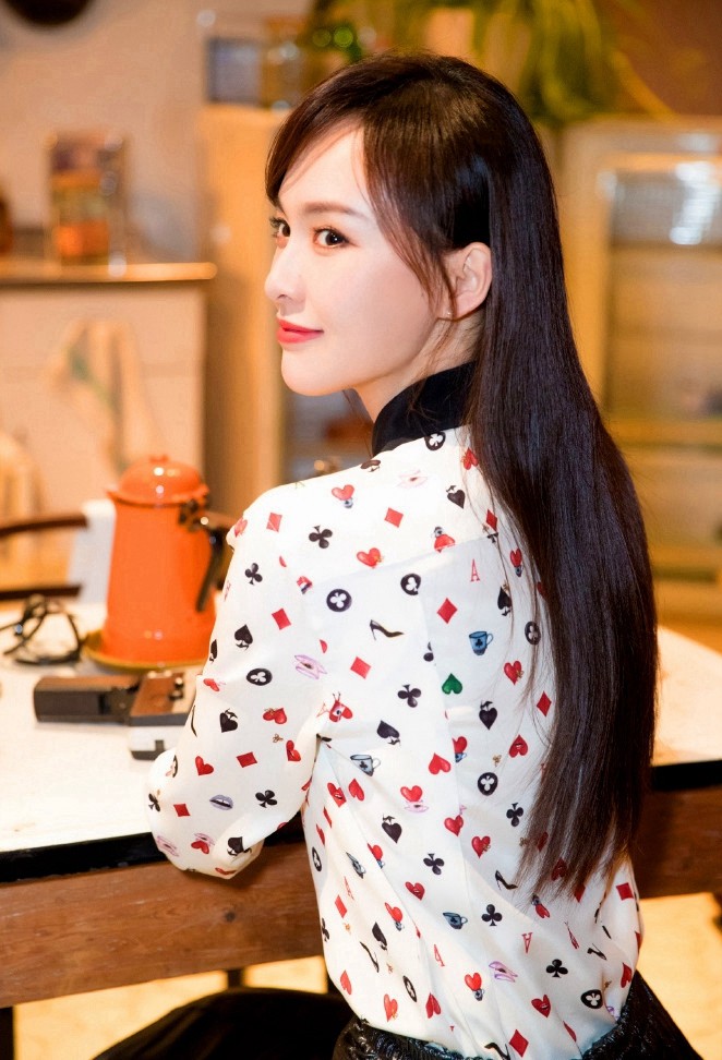 唐嫣扑克印花衬衫搭配黑色半裙,尽显时尚风范!