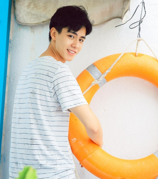 胡一天校园风写真,清新自然,温柔如玉