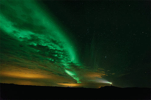 要去看一次极光,在远离人群的夜晚,夜空中大片的绿色的光照向整个大地