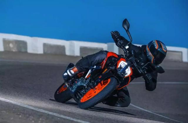 ktm将推出全新的490cc双缸杜克,在米兰的首场演出?