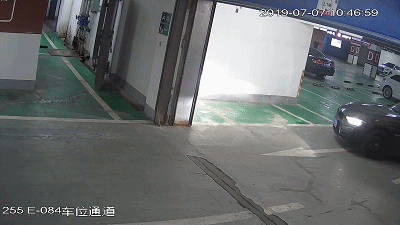 舟山某商场地库,黑色轿车一次次地往墙角上怼!监控拍下诡异一幕