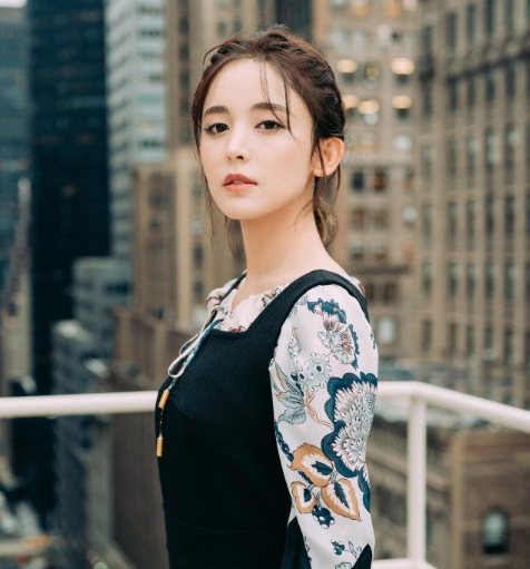 古力娜扎编发时尚娇俏,肤白貌美,尽显复古风范