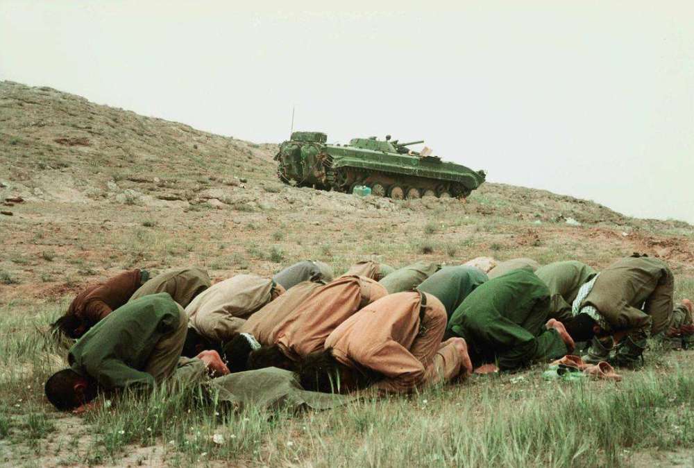 一场打了8年的战争,将两个超级富国打成穷国,百姓至今穷困潦倒