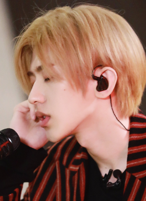 蔡徐坤素颜照流出,单手扶话筒演唱,当他望向镜头时,网友:沦陷了