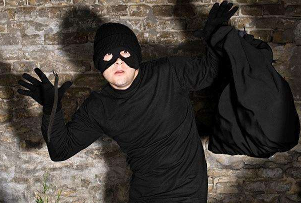 美国最牛劫匪,抢劫50多家银行没被抓住,却因一群小孩被制裁