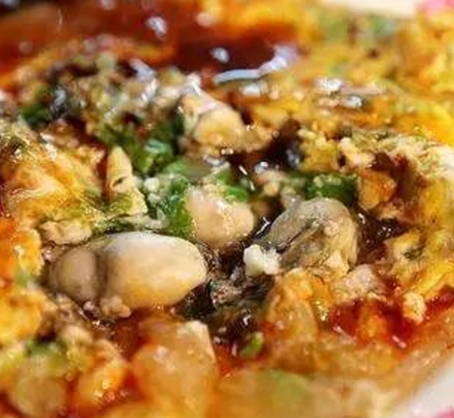 蚵仔,先用线粉搅拌蚵仔,然后把鸡蛋打散放油煎,让鸡蛋包着蚵仔,像鸡蛋