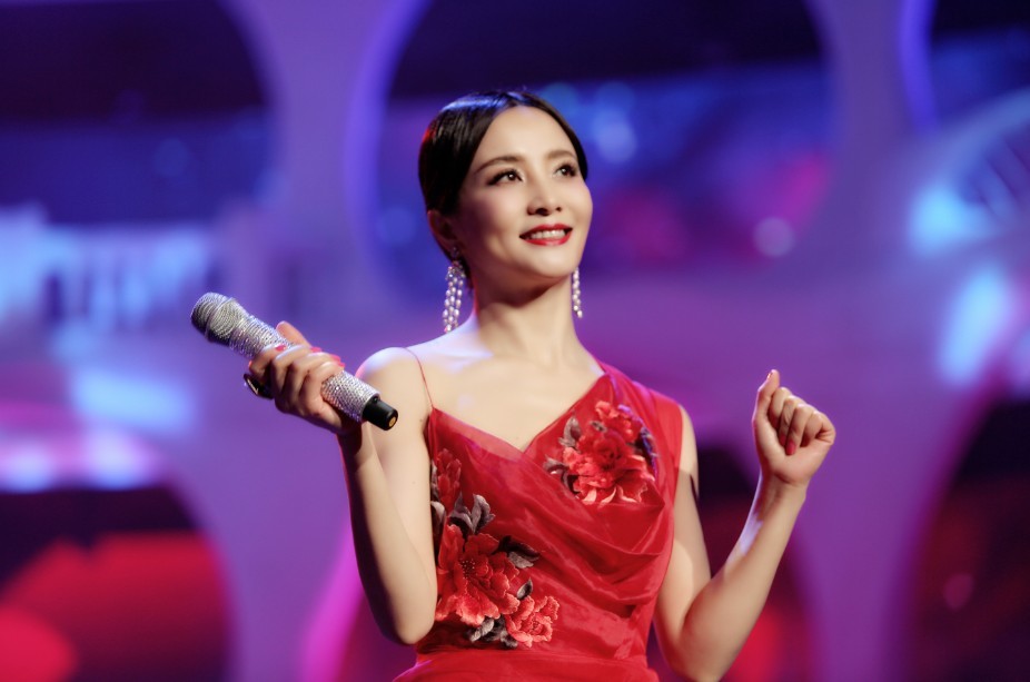 曾在春晚一夜爆红的"小彩旗",如今她过得怎么样?说出来不敢信