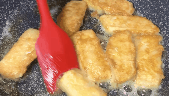 最后淋上调好的酱汁,美味的香煎豆腐就做好了.