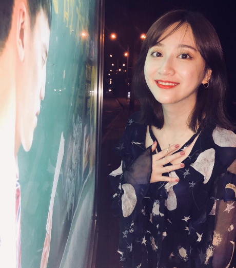 岚欣身穿黑色印花上衣,演绎夜之魅力