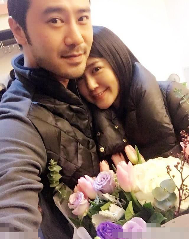37岁谭维维机场不秀恩爱,男友主动推行李,两人拖了三年都没结婚