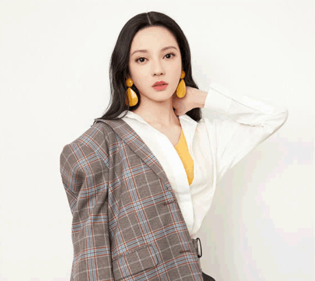 谁还记得《旋风少女》的曲光雅?掀起刘海的那一刻,御姐范十足