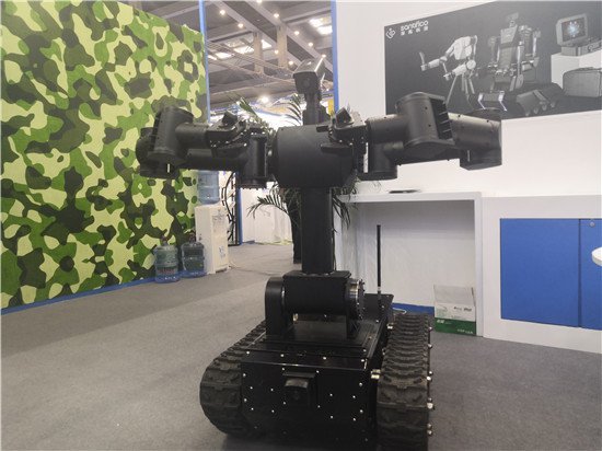 国内首款双臂排爆机器人还会聊天快来高交会一饱眼福