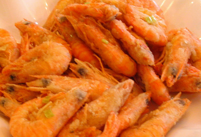 做油炸虾时,很多人只用面粉,错了,多加两种东西,虾更美味