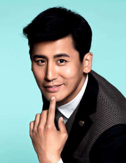 他是央视的宠儿,娶了个韩国美女,一路突飞猛进