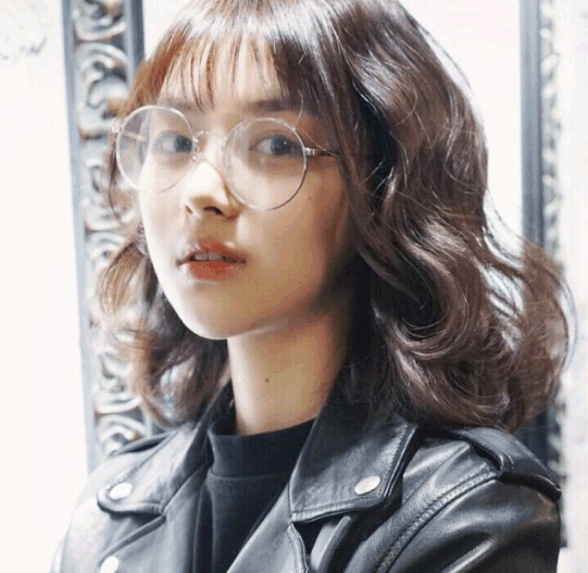 有种"整容"叫《双世宠妃》蓝夜汐,留卷发戴眼镜,撞脸女神雪莉