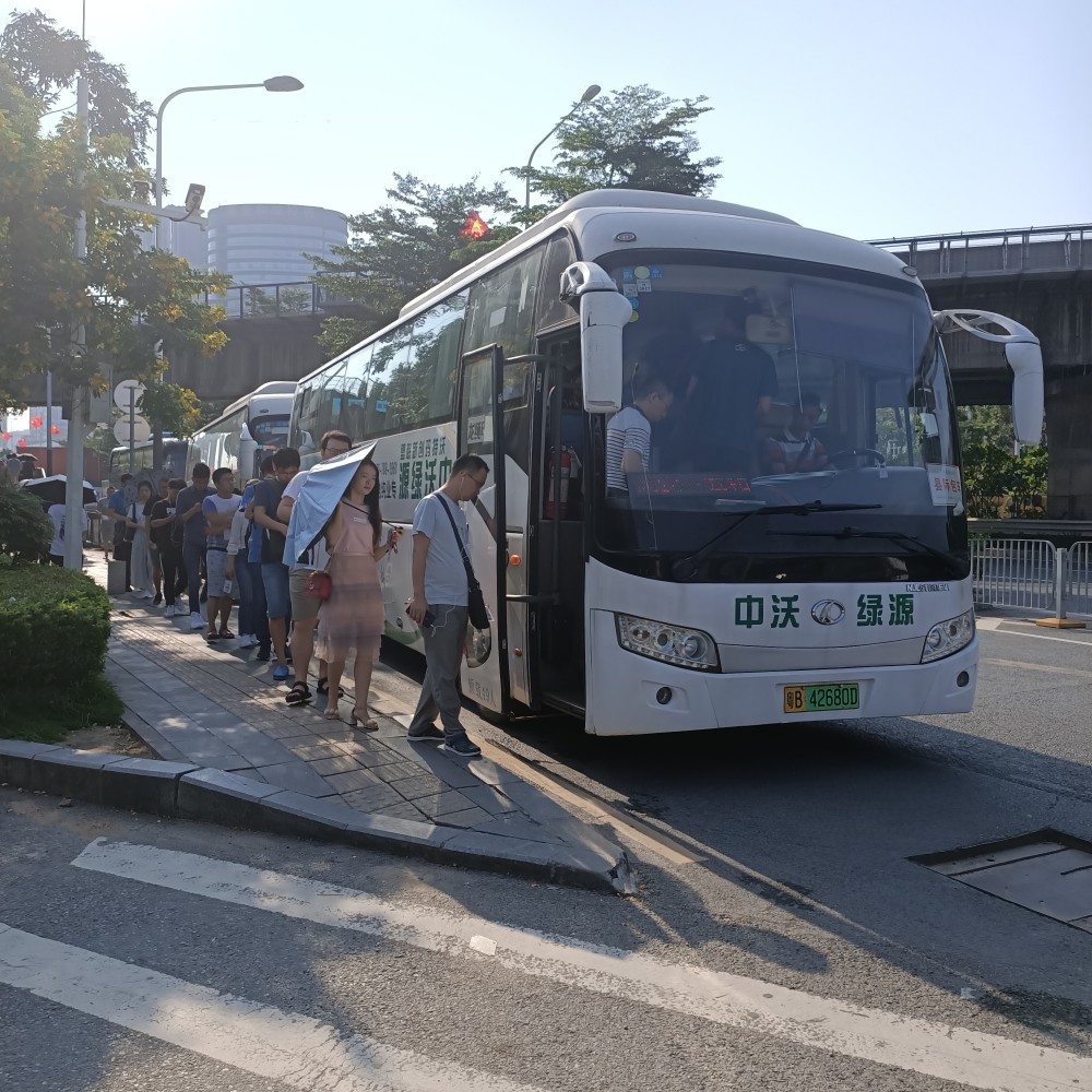 华为员工没钱排队200米等车迟到扣钱吗