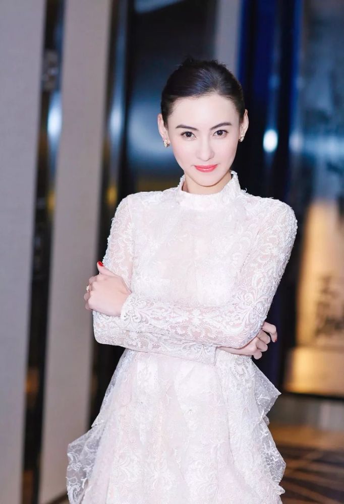 张柏芝20岁采访照曝光,无美颜无滤镜,皮肤水嫩