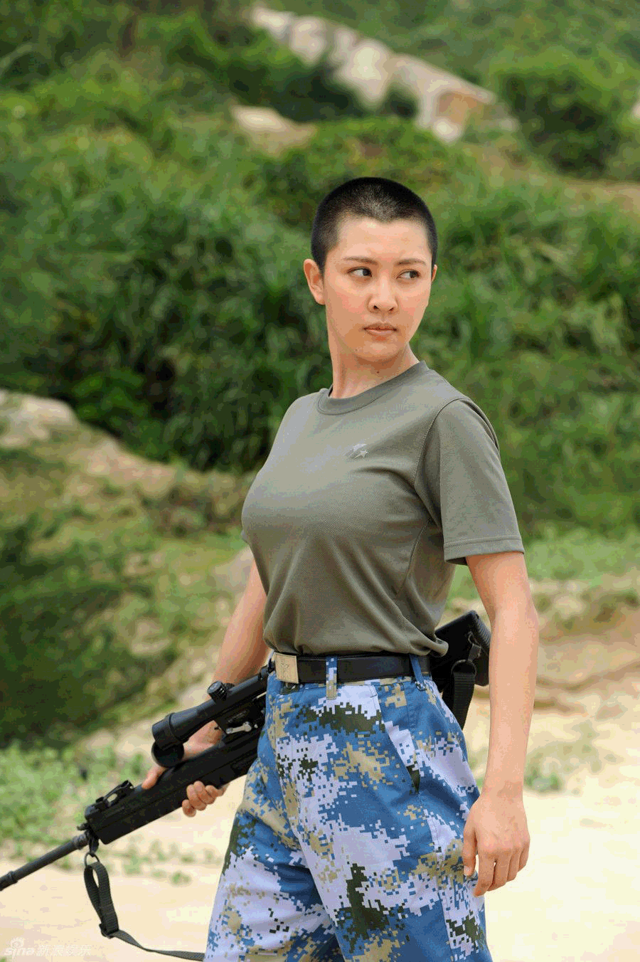 火蓝刀锋7年了,鲁炎帅到不敢认,蒋小鱼逆袭,她美得像个公主