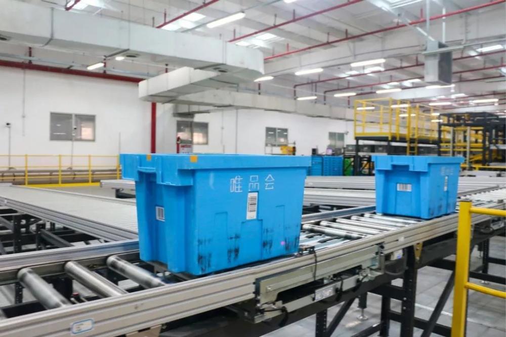 唯品会仓库的所有角落,都被蛛网般的输送线层叠覆盖.