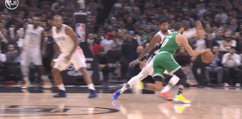 多角度回放塔图姆晃倒乔治命中三分,杨毅:这球可以吹一辈子