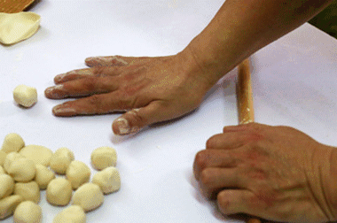 擀饺子皮别只加水,多加一点"它",筋道又可口,还不破皮