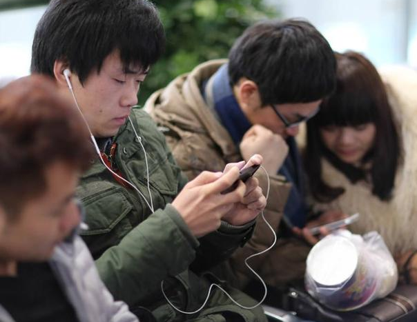 就行成了一种现象,走到哪都能看到玩手机的,这些人被称为"低头族"在
